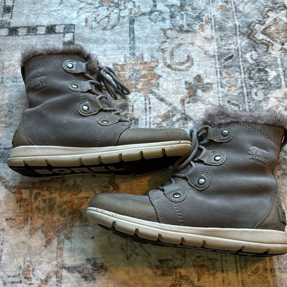 Women’s Grey Sorel Boots - Picture 2 of 3